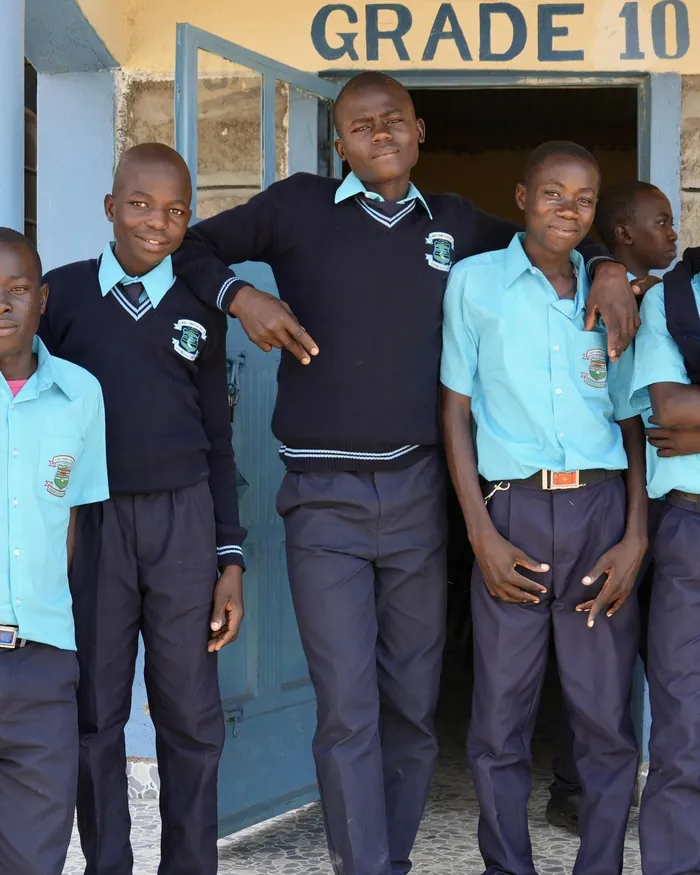 Jungen der Grade 10 vor ihrem Klassenzimmer